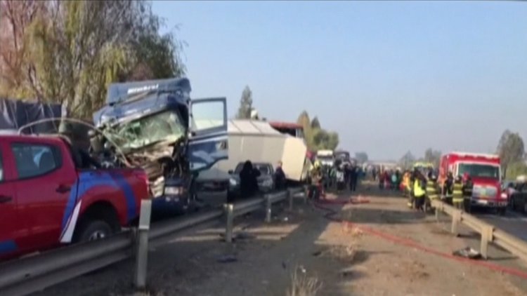 Otoyol çarpışan otomobil pistine döndü... Tam 21 araç birbirine girdi!