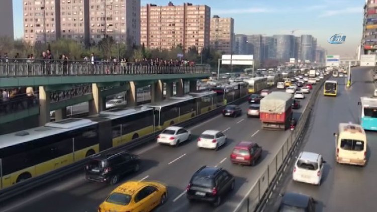 Yenibosna'da metrelerce metrobüs kuyruğu oluştu