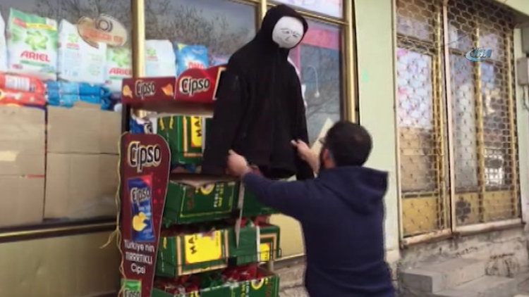 Cips hırsızı kargaya "korkuluklu" önlem