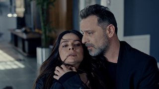 Aramalarına geri dönmemesi üzerine Sıla, Can’ın evine gidiyor. 