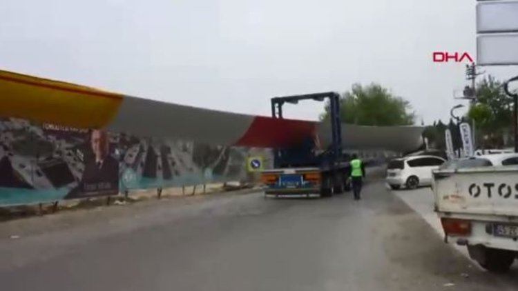 İzmir'de ilginç görüntü! Dev pervanelerle böyle geçti