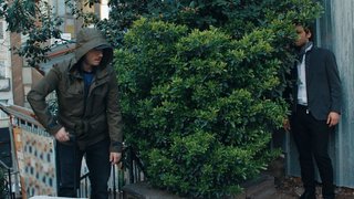 Derin, Alper ile Seda ilişkisinin devam ettiğini öğrenince kayıp 5 milyon lirayı yeniden gün yüzüne çıkarmaya karar verdi. ...