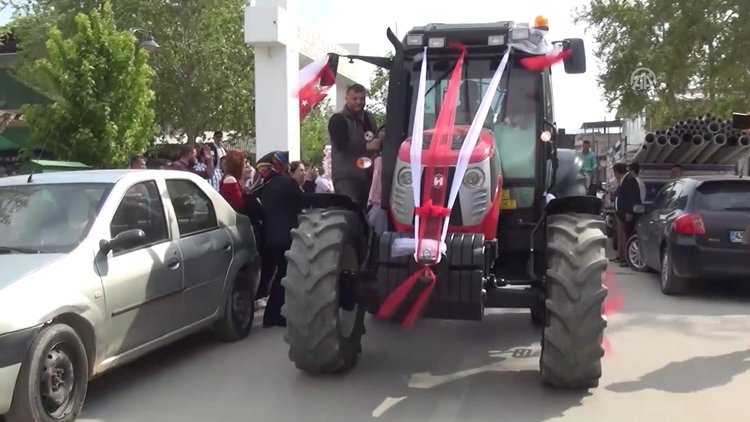 Manisa'da traktörlü düğün konvoyu