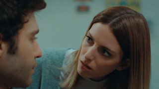 Derin'in Şahin ile birlikte kendisini öldüreceğini düşünerek ''Sessiz Kadın''dan kaçan Alper, sevgilisi Seda'nın evine geldi. ...