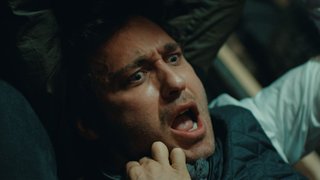 Alper'in arkasından dolanan Çınar, doğru anı kollayıp boğma ipi ile Alper'i boğmaya başladı.