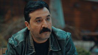 Çınar'ın atölyesinde bulduklarını gösteren Fırat, Derin'e Çınar ile bir bağlantısı olup olmadığını sordu.