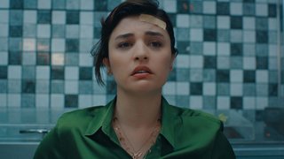 Derin, Alper'in kendisi yerine ısrarla Seda ile birlikte olmak istemesini kaldıramıyor ve sinir krizi geçiriyor.