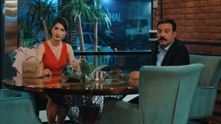 Fırat ve İpek, akşam yemeği için Alper ile Derin'in restoranına gidiyorlar. Fırat, Alper ve Derin'i sıkıştırmaya burada da devam ediyor. ...