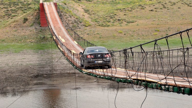 Asma köprüde tehlikeli yolculuk... Hayatlarını riske atıyorlar!