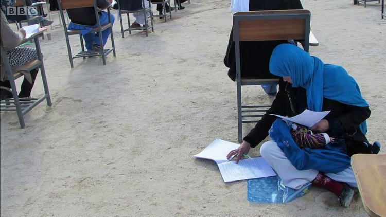 Sınavda bebeğini emziren kadın üniversitenin en iyi bölümüne girdi