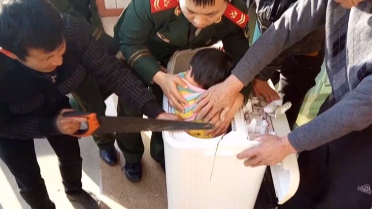 Çamaşır makinesine sıkıştı