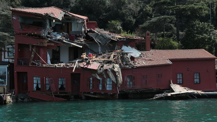 Gemi çarpan tarihi yalı denize kayıyor