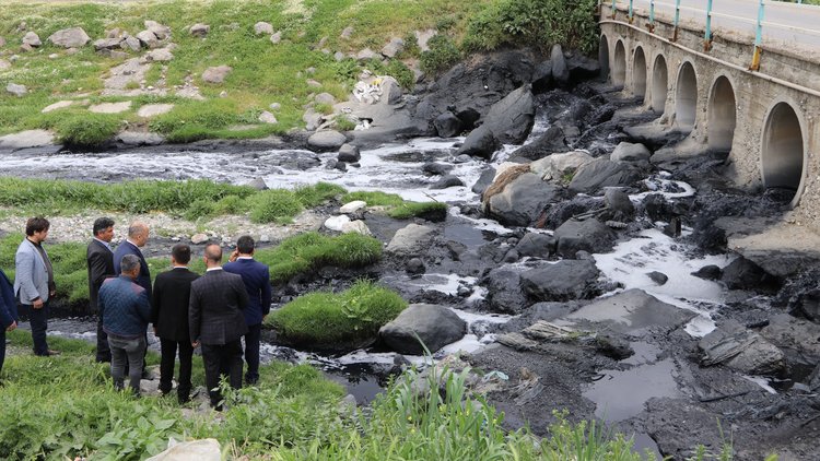 Dereden kimyasal akıyor! Sular siyaha boyandı