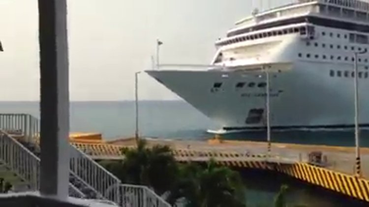 Yolcu gemisi karaya vurdu!