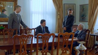  Doktoru Kudret'in vasiyeti için akli dengesinin yerinde olup olmadığını gösterir rapora imzasını atıyor.