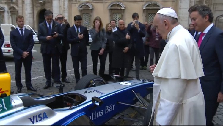 Papa Francis, Formula E yarış arabasını kutsadı