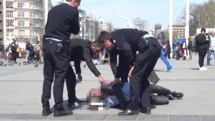 Taksim'de epilepsi krizi geçiren genç kendini yerden yere vurdu