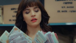 Derin ,kocasının en sevdiği iki şey olan para ve kahve ile Alper'e oyun oynuyor.