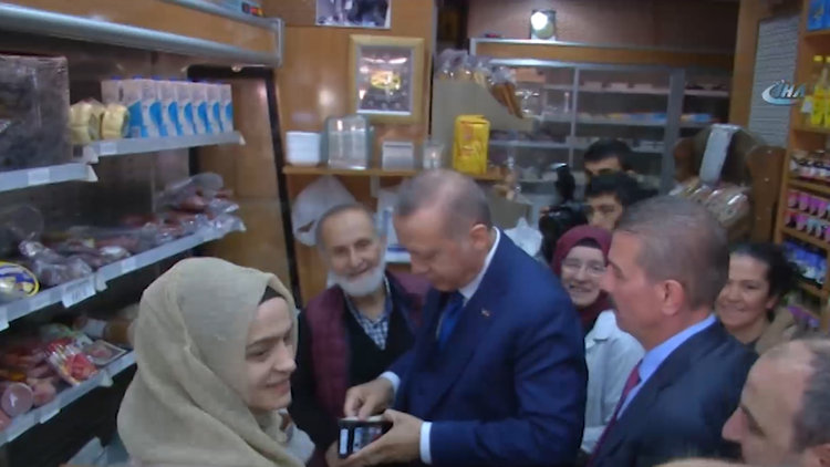 Cumhurbaşkanı Erdoğan bakkaldan alışveriş yaptı