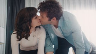 Gözaltına alınan Alper, Derin'i düşünüyor. 