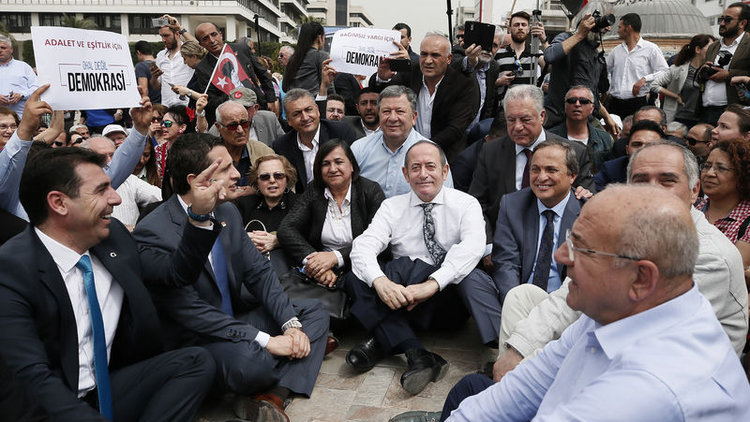 CHP&#039;liler 81 ilde oturma eylemi yaptı