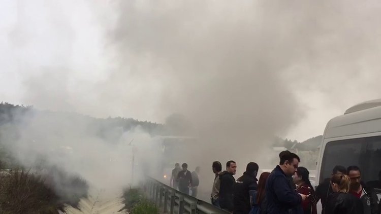 Personel taşıyan servis aracı alev aldı