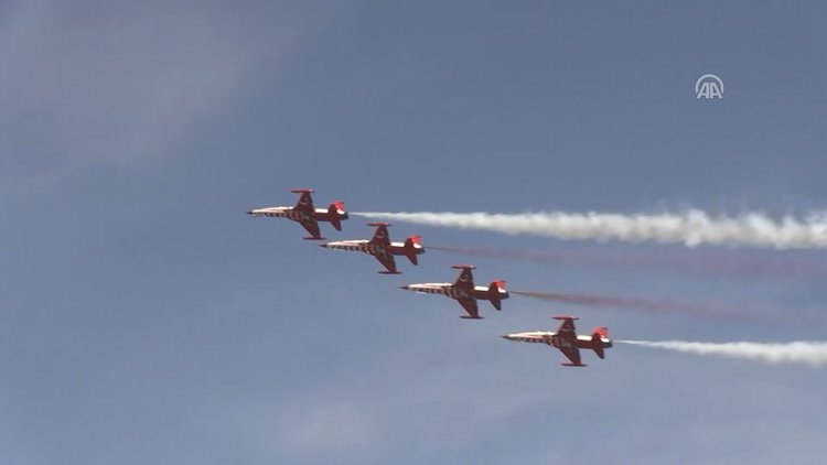Türk Yıldızları ve SOLOTÜRK'ten nefes kesen gösteri