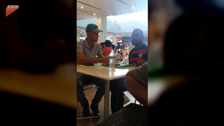 Restoran çalışanı engelli adamın yemeğini elleriyle yediriyor