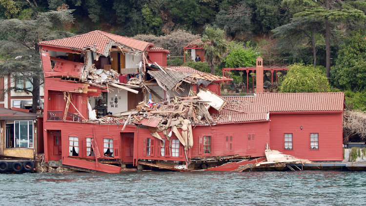 Yalıya çarpan gemiye 50 milyon dolarlık ihtiyati haciz konulmuştu... Şirket bu rakama itiraz etti