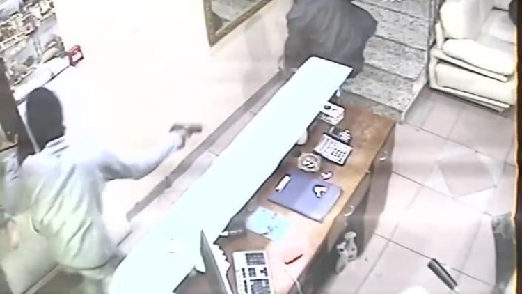 Fatih&#039;te otele silahlı baskın! Kurşun yağdırıp kaçtılar