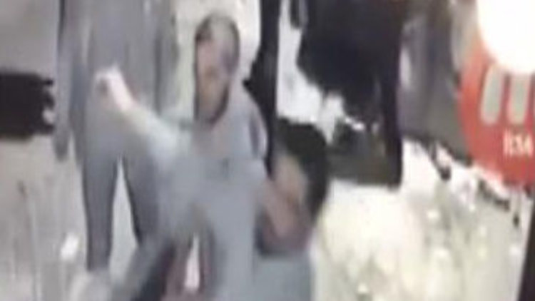 Bıçaklı kavga kamerada... İki genci korumak isterken ölüyordu!