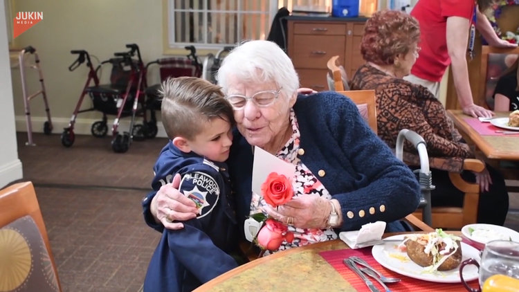 Huzur evlerindeki şiddete dikkat çekmek için yaşlılara çiçek veren sevimli ufaklık