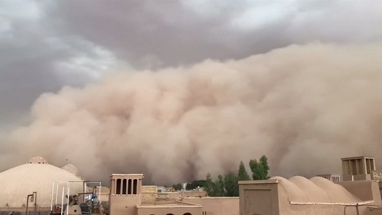 Gökyüzü kumla kaplandı, göz gözü görmez oldu