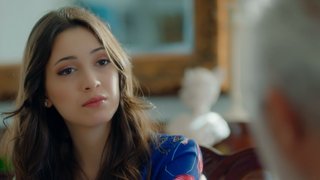 Eski nişanlısının nikaha gelmemesinden şüphelenen Hande soluğu babasının evinde alıyor.