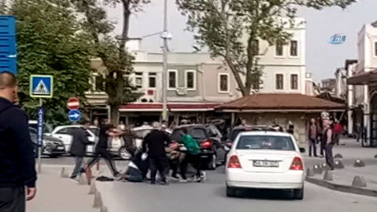 Tekme ve yumrukların havada uçuştuğu kavga kamerada