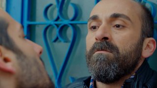 Annesinin kavga ettiğini duyan Korkmaz tam olaya müdahale edecekken Ferah onu tutuyor.