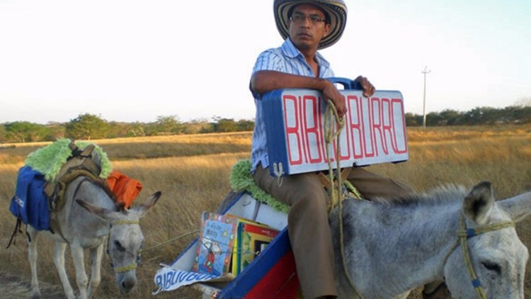 Bir öğretmen, iki eşek ve binlerce kitap