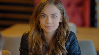 Kafeye konuşmak için gelen Can'ı bir anda karşısında gören Ferah mutlu oluyor.