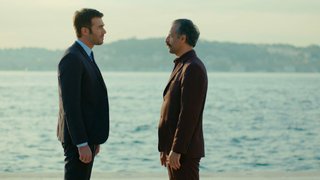 Kayıp kızı bulmak isteyen herkes kendi oyununu kuruyor.