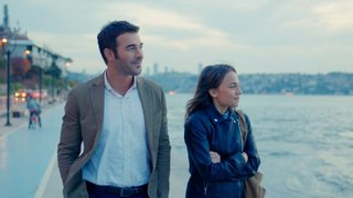 Yaşanan olaylar yüzünden gerilen Ferah'ı sakinleştirip, mutlu etmek isteyen Can, Ferah'la sahile iniyor.