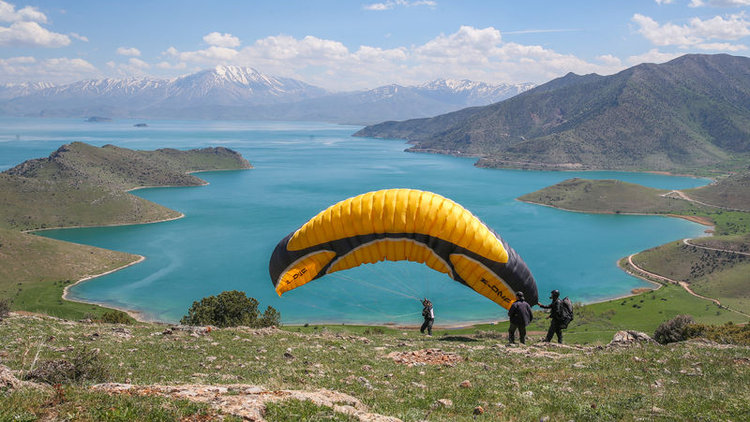 Burası Van... Göl manzarasına karşı uçtular!