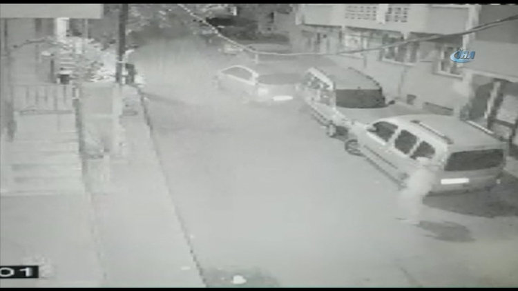 Sürücünün el frenini çekmeyi unuttuğu otomobil iki araca çarparak durdu