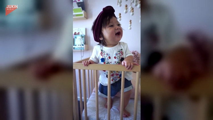 Hunharca gülen bebek