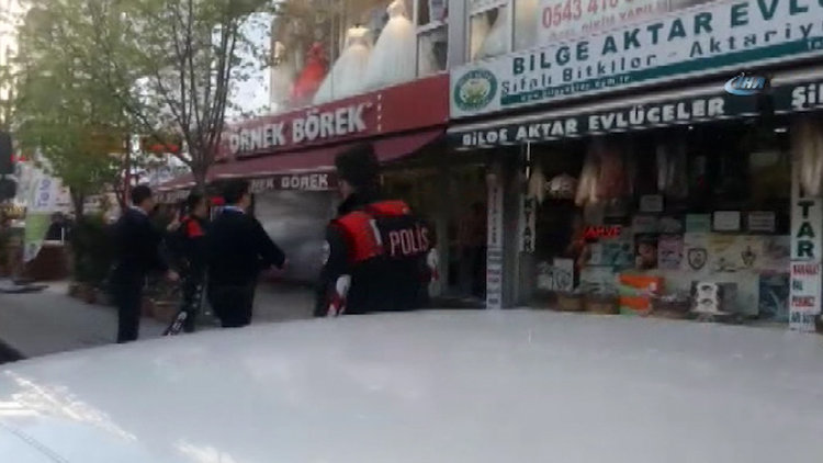 Esenyurt'ta bir şahıs börekçide 2 kişiyi rehin aldı