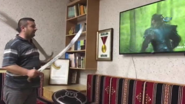'Diriliş Ertuğrul' dizisini kılıç ve baltayla izlerken adeta kendilerinden geçtiler