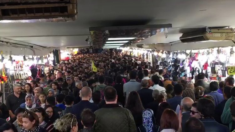 Eminönü'nde balık ekmek izdihamı