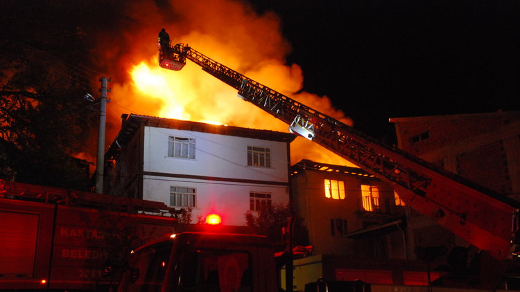 Kastamonu'da yangın dehşeti! Alev alev yanan evler kullanılamaz hale geldi