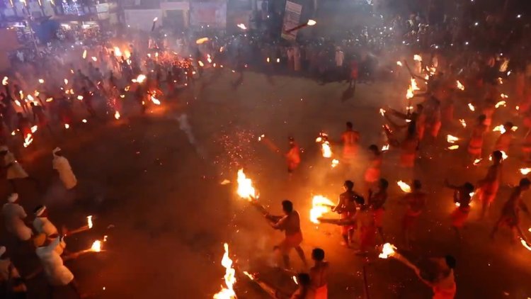 Film seti değil, gerçek! Palmiye yaprağından meşale yapıp birbirlerine fırlattılar