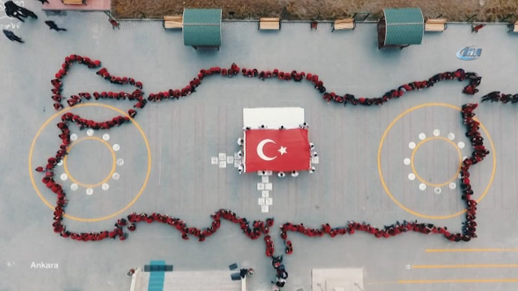 Türkiye'nin dört bir yanında çocukların oluşturduğu Türk bayrağı motifi havadan görüntülendi