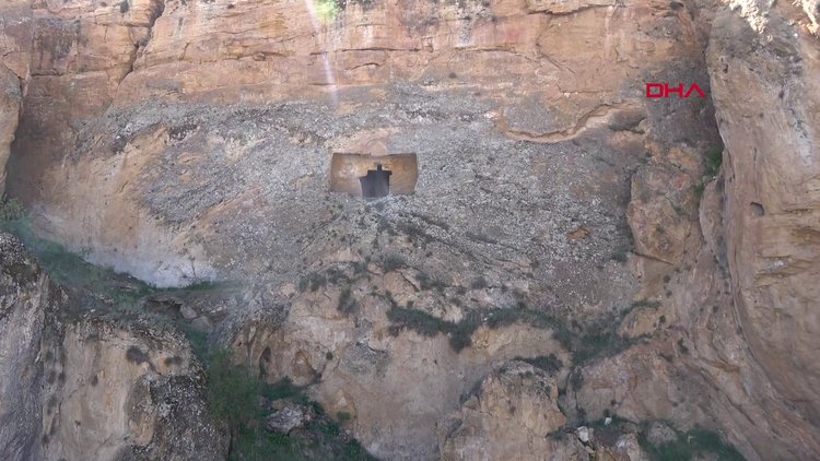 Sivas'taki kaya mezarları keşfedilmeyi bekliyor